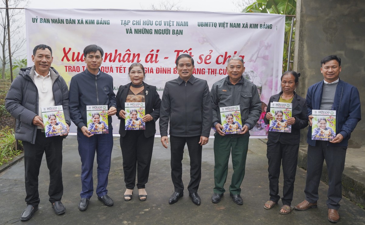 Nhà báo Đỗ Ngọc Thi tặng Tạp chí in số xuân Bính Ngọ tại chương buổi trao quà.