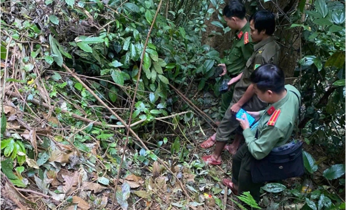 Lực lượng Công an xã Trà Đốc kiểm tra hiện trường nghi khai thác khoáng sản trái phép tại khu vực Suối Bầu, thôn 5.