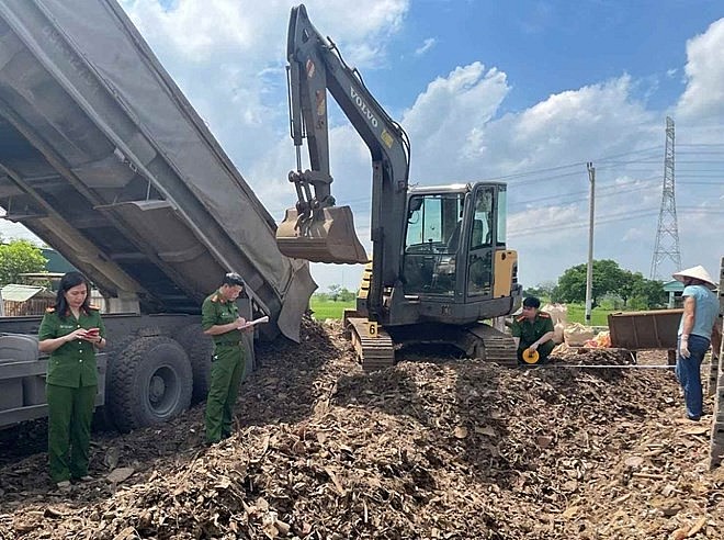 Hưng Yên: Khởi tố hai vụ chôn lấp chất thải xây dựng trái phép trên đất nông nghiệp