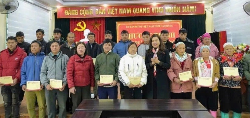 Ủy ban MTTQ Việt Nam tỉnh Cao Bằng trao 50 suất quà tết cho hộ nghèo xã Tĩnh Túc