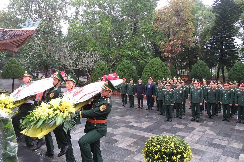 Đoàn công tác đặt vòng hoa, dâng hương tại Khu tưởng niệm các anh hùng, liệt sĩ Pò Hèn.