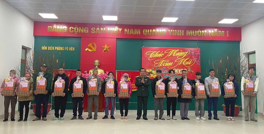 Thượng tướng Lê Đức Thái tặng quà các gia đình có công, gia đình có hoàn cảnh khó khăn.