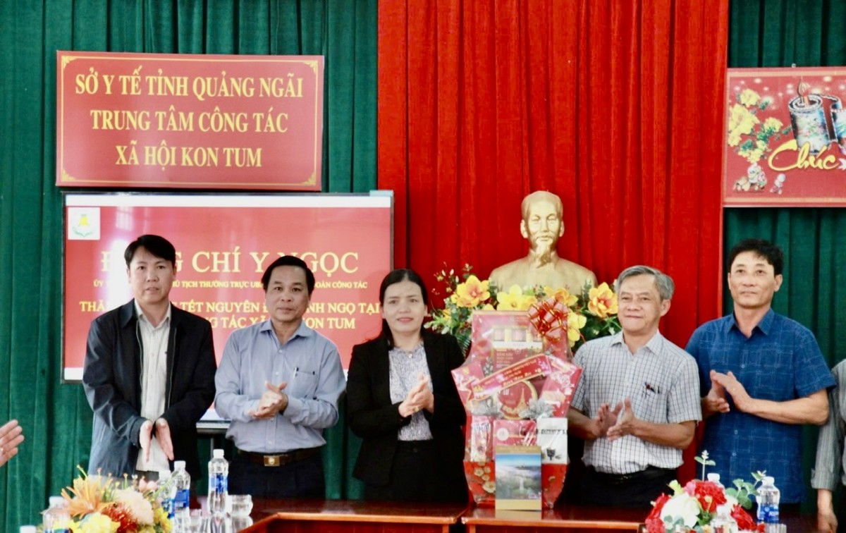 Đoàn đến thăm, chúc Tết Trung tâm công tác xã hội Kon Tum