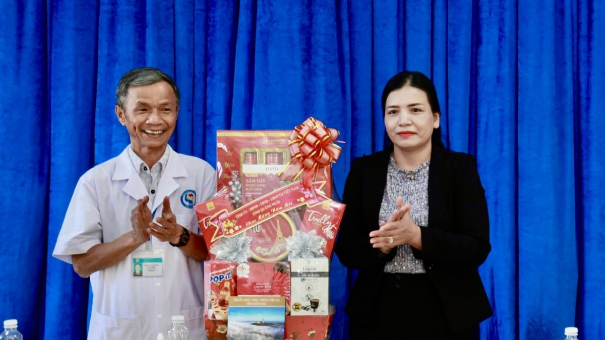 Phó Chủ tịch đến thăm Trung tâm điều trị và nuôi dưỡng người bệnh tâm thần Kon Tum