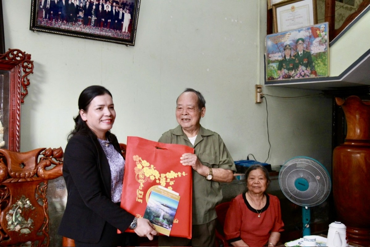 Phó Chủ tịch đã đến thăm, tặng quà cho các hộ gia đình người có công với cách mạng tại xã Bờ Y