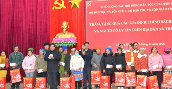 Cao Bằng: Đoàn công tác Hội đồng Dân tộc của Quốc hội thăm, tặng quà tại xã Trường Hà