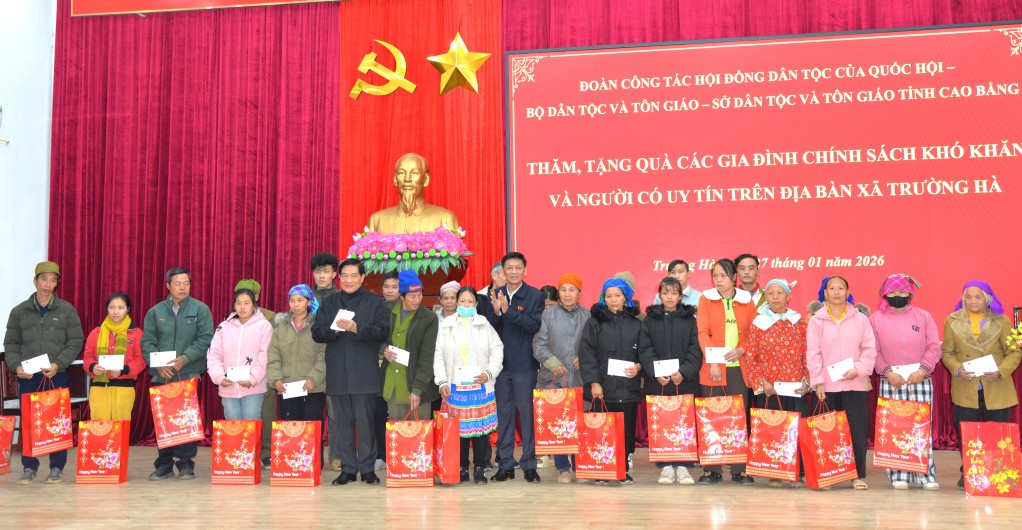 Cao Bằng: Đoàn công tác Hội đồng Dân tộc của Quốc hội thăm, tặng quà tại xã Trường Hà