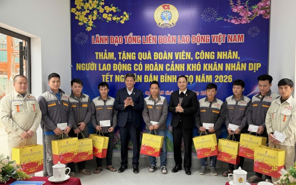 Tổng Liên đoàn Lao động Việt Nam tặng quà tết cho công nhân, người lao động có hoàn cảnh khó khăn