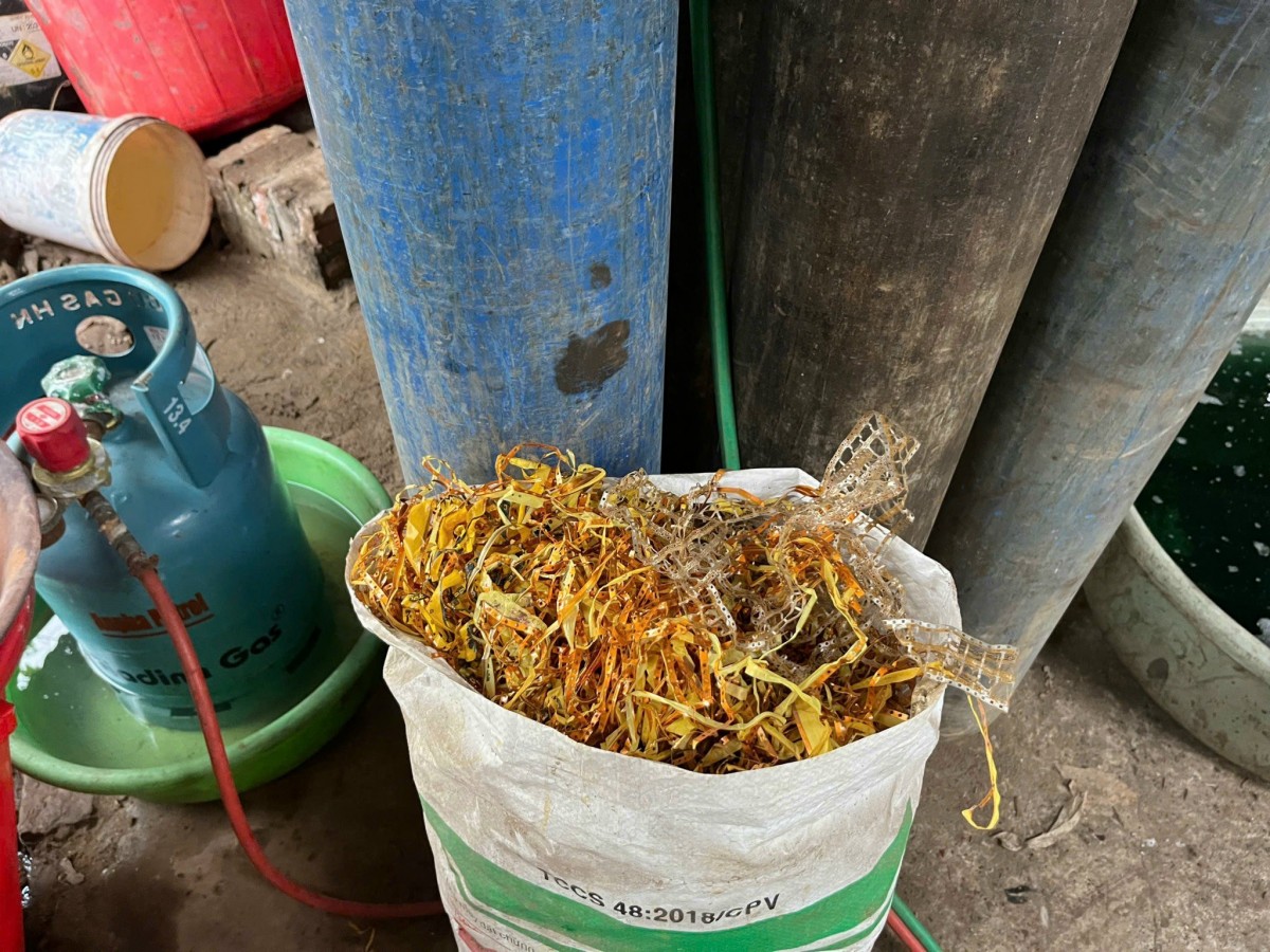 CATP Hà Nội phát hiện 2 xưởng phân kim xả hơn 6,7 tấn chất thải nguy hại ven sông Đuống