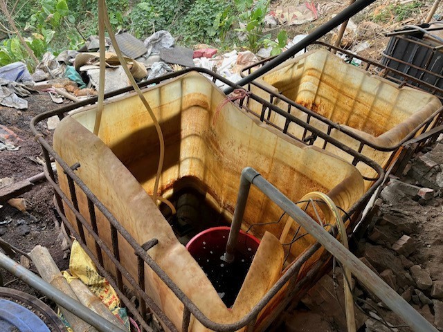 CATP Hà Nội phát hiện 2 xưởng phân kim xả hơn 6,7 tấn chất thải nguy hại ven sông Đuống