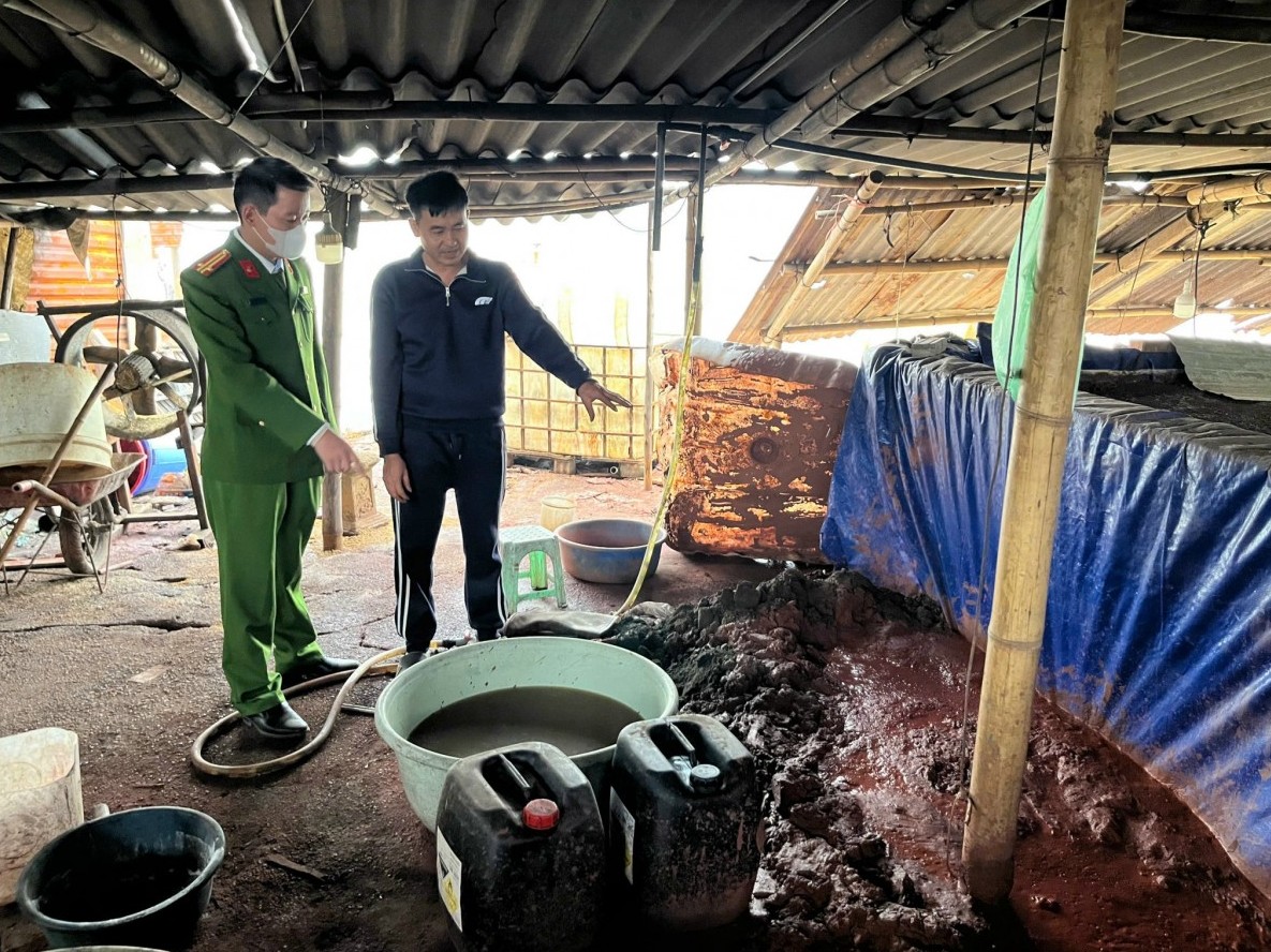 CATP Hà Nội phát hiện 2 xưởng phân kim xả hơn 6,7 tấn chất thải nguy hại ven sông Đuống