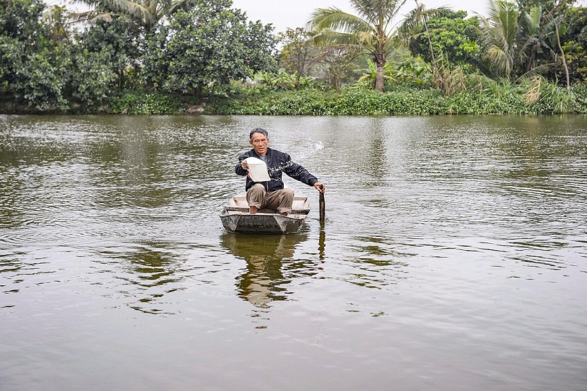 Hộ gia đình ông Mai Văn Sỹ thu nhập hàng trăm triệu đồng từ việc nuôi tôm càng xanh kết hợp cấy lúa. 