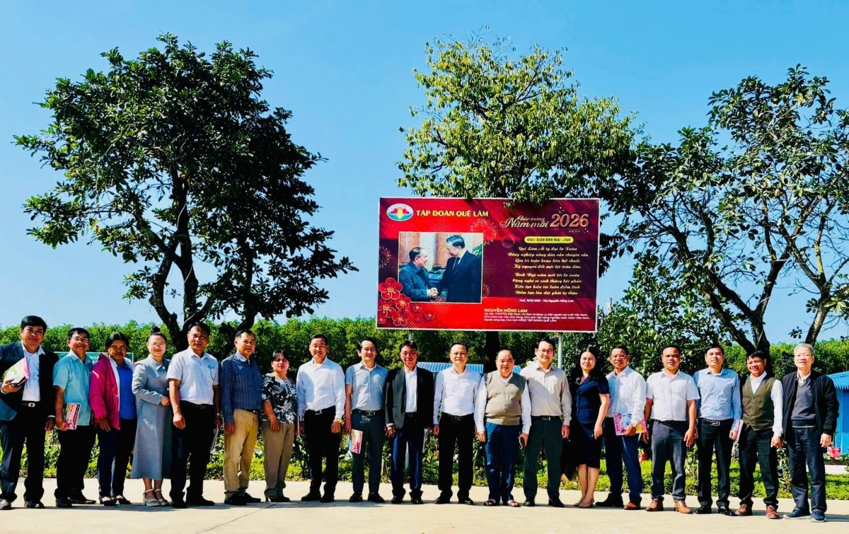 Đoàn công tác chụp hình lưu niệm và kỳ vọng phát triển nông nghiệp theo hướng xanh - sạch - bền vững