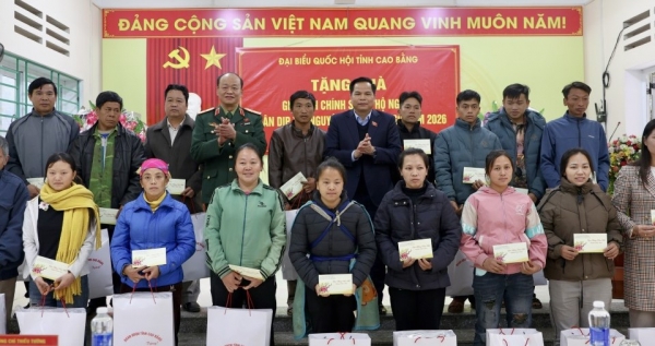 Đoàn Đại biểu quốc hội tỉnh Cao Bằng thăm, tặng quà xã biên giới Cần Yên