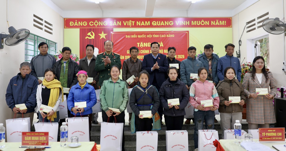 Đoàn Đại biểu quốc hội tỉnh Cao Bằng thăm, tặng quà xã biên giới Cần Yên