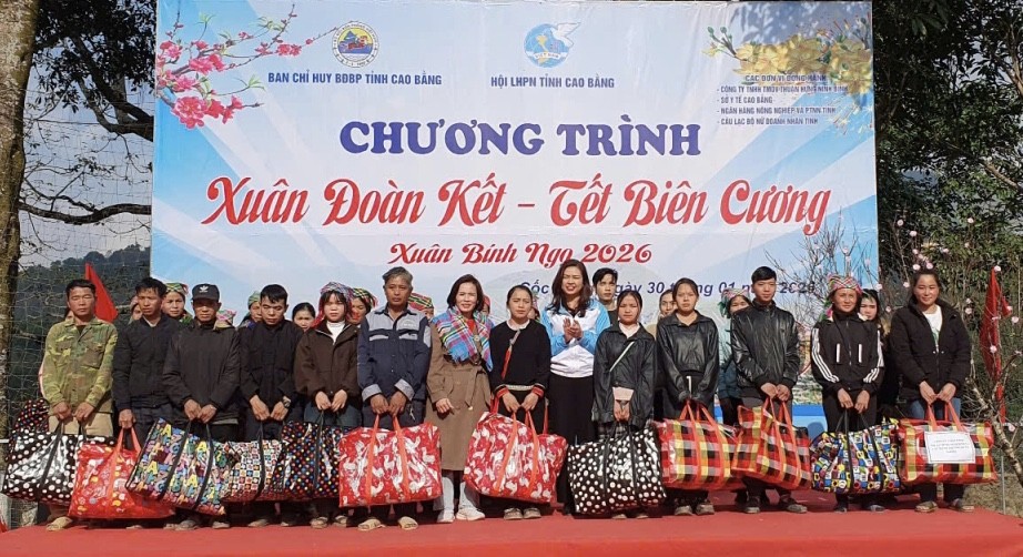 Cao Bằng: Trao 250 suất quà 