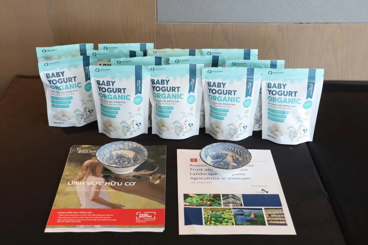 Một số sản phẩm hữu cơ tiêu biểu được trưng bày tại hội thảo. Ảnh: Phương Linh.
