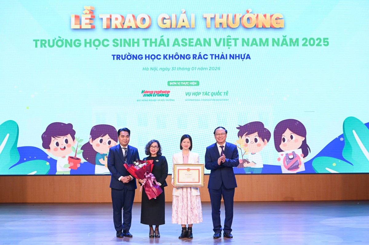 Bà Lê Thái Hà, Giám đốc Quỹ Vì tương lai xanh nhận khen thưởng của Bộ Nông nghiệp và Môi trường