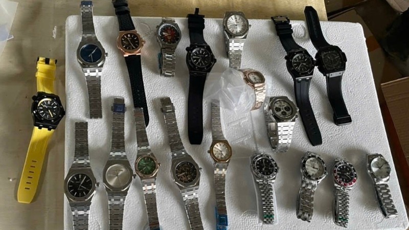 Toàn bộ lô hàng 874 chiếc đồng hồ nghi vấn đã được cơ quan Hải quan niêm phong và tạm giữ.