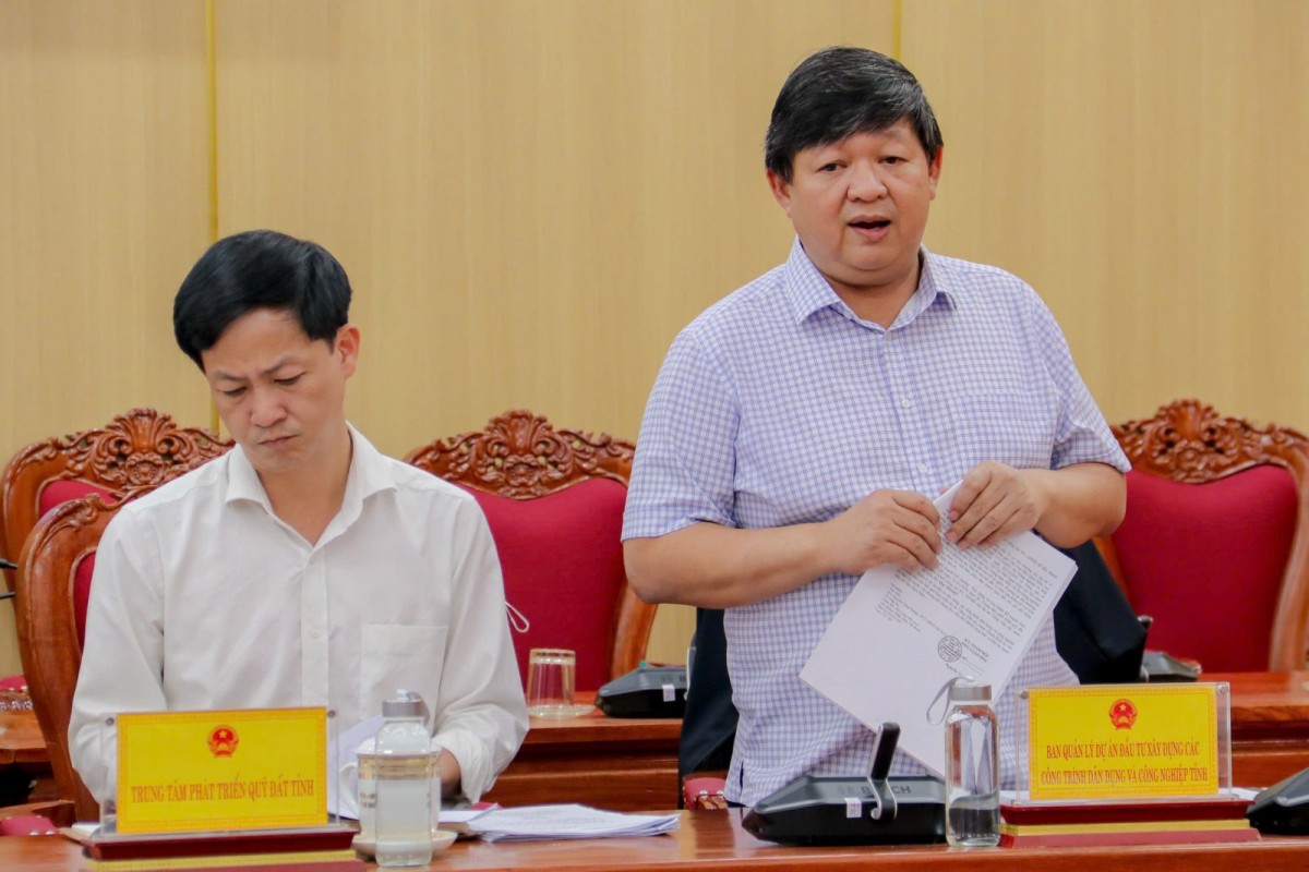 Lãnh đạo Ban Quản lý dự án Đầu tư xây dựng các công trình dân dụng và công nghiệp tỉnh báo cáo tại cuộc họp