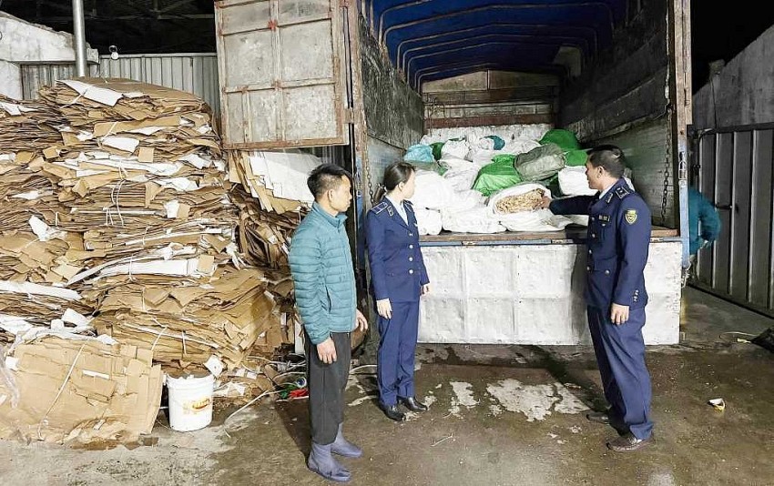 phương tiện vận chuyển 3.120 kg chân gà không rõ nguồn gốc, xuất xứ..