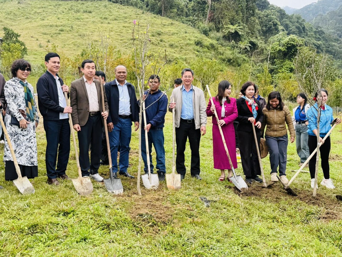 Tham dự buổi lễ có đông đảo cán bộ, đảng viên, các tổ chức chính trị - xã hội và nhân dân địa phương...