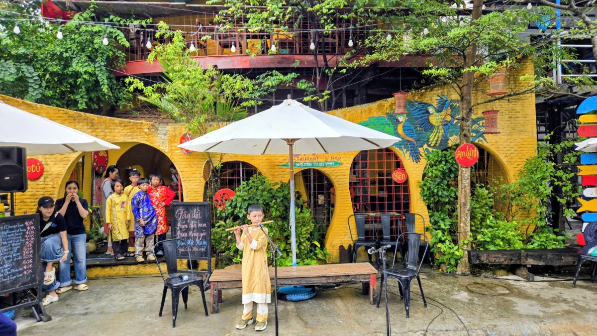 Rộn ràng phiên chợ Tết Bính Ngọ ven làng chài Tân Thành