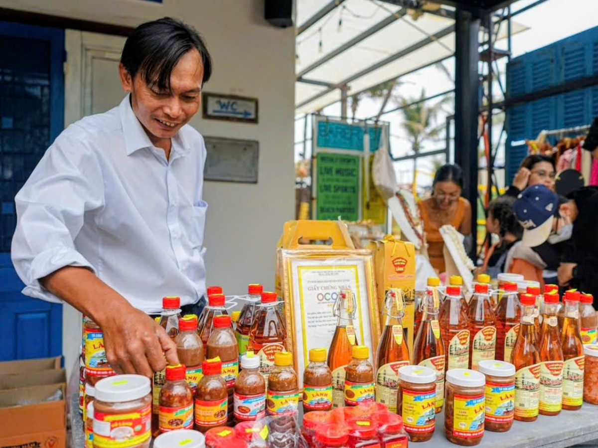 Rộn ràng phiên chợ Tết Bính Ngọ ven làng chài Tân Thành