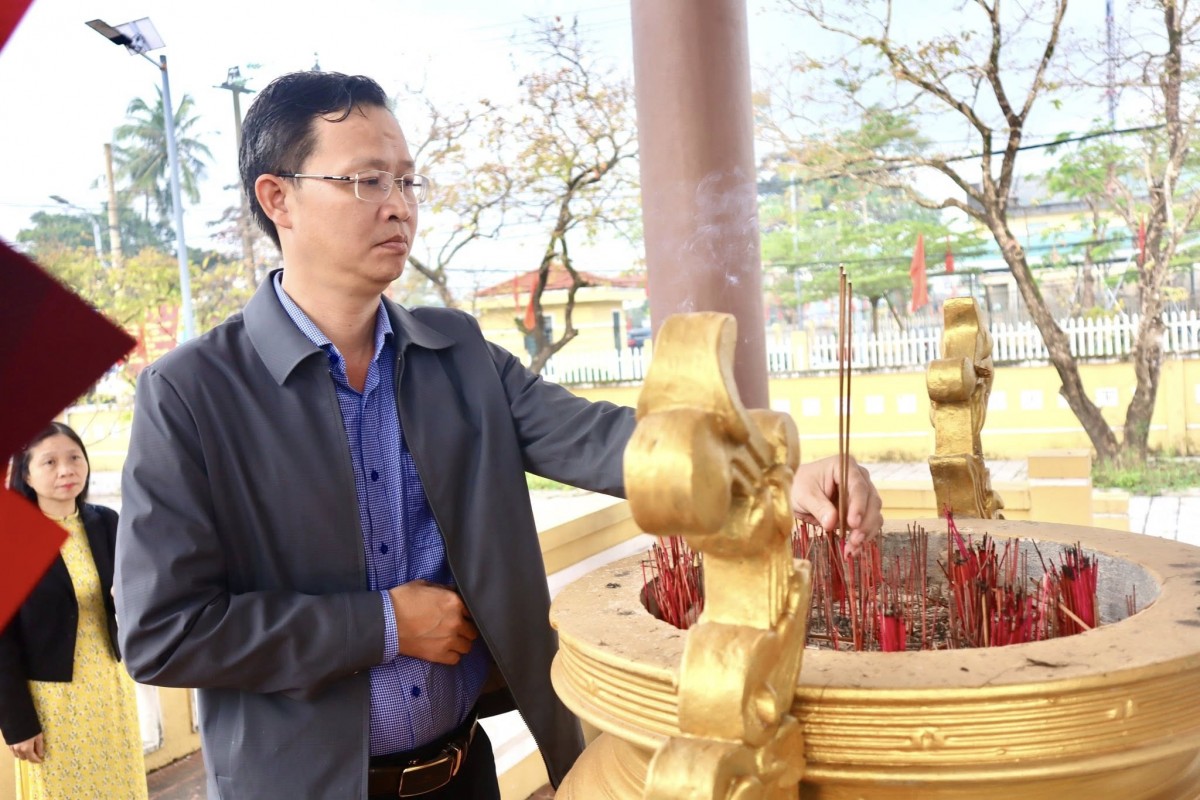 Huế: Phường Mỹ Thượng phát huy truyền thống cách mạng, đoàn kết, năng động, sáng tạo Tại các Đài tưởng niệm liệt sĩ, trong không gian linh thiêng, các đại biểu đã thành kính dâng hương, dâng hoa, dành phút mặc niệm để tưởng nhớ...