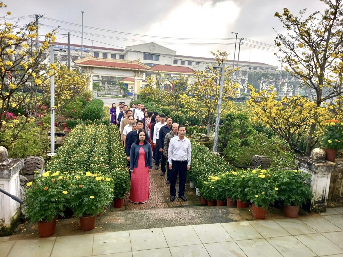 Tại các Đài tưởng niệm liệt sĩ, trong không gian linh thiêng, các đại biểu đã thành kính dâng hương, dâng hoa, dành phút mặc niệm để tưởng nhớ...