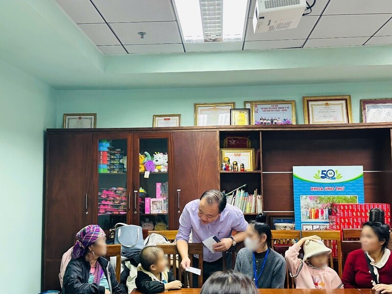 Cục Quản lý và Phát triển thị trường trong nước trao quà Tết cho bệnh nhi