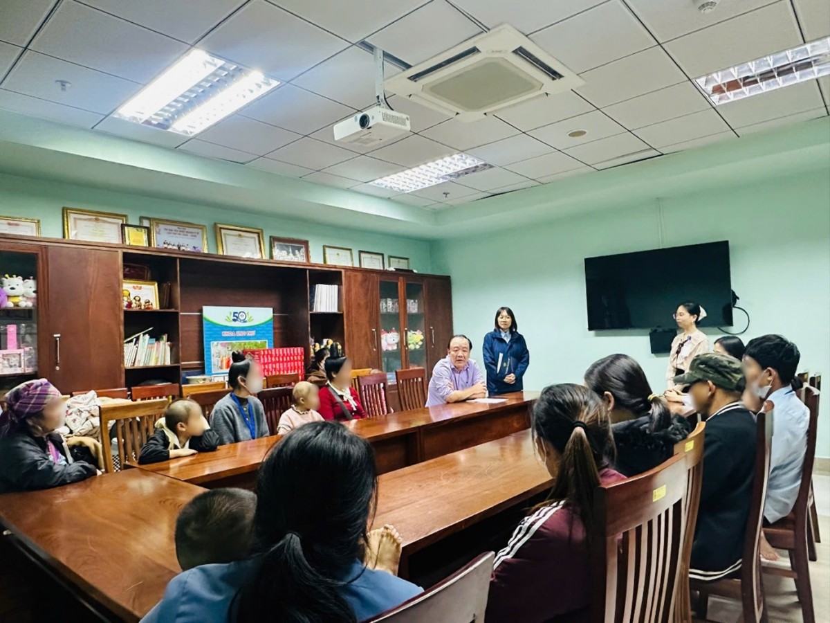 Cục Quản lý và Phát triển thị trường trong nước trao quà Tết cho bệnh nhi