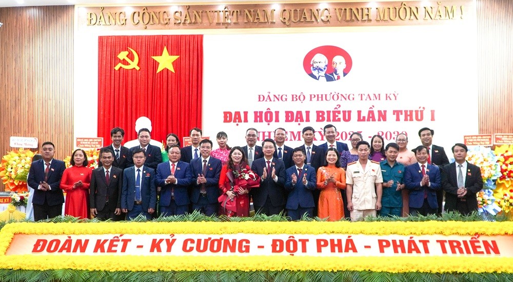 Ban Chấp hành Đảng bộ phường Tam Kỳ (TP Đà Nẵng) nhiệm kỳ 2025–2030 ra mắt tại Đại hội đại biểu Đảng bộ phường lần thứ I, thể hiện quyết tâm đoàn kết, kỷ cương, đổi mới và phát triển trong giai đoạn mới.