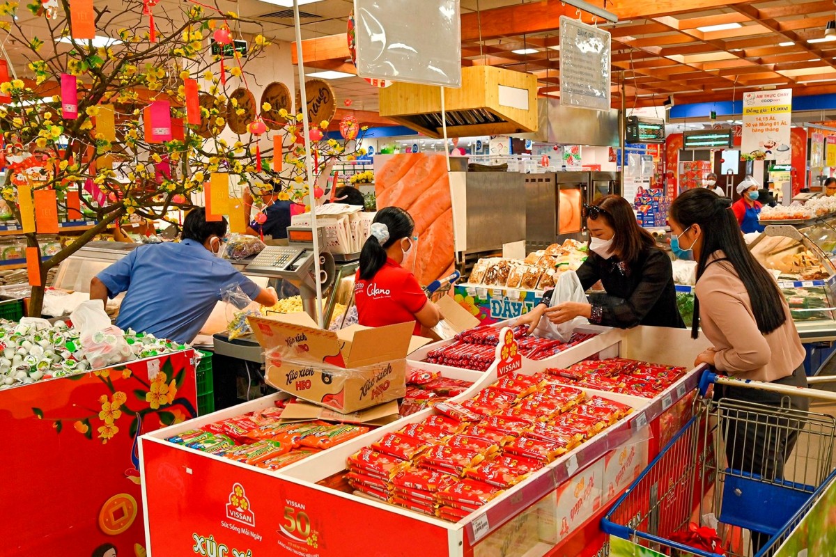 Không khí mua sắm cận Tết, nơi câu hỏi ‘ăn sao cho lành’ ngày càng được đặt lên trước