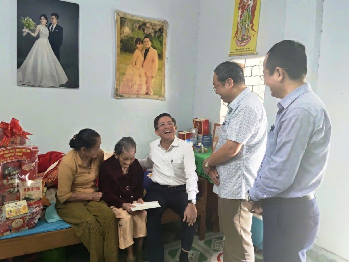 Phó Chủ tịch UBND thành phố Trần Nam Hưng ân cần thăm hỏi sức khỏe Mẹ VNAH.