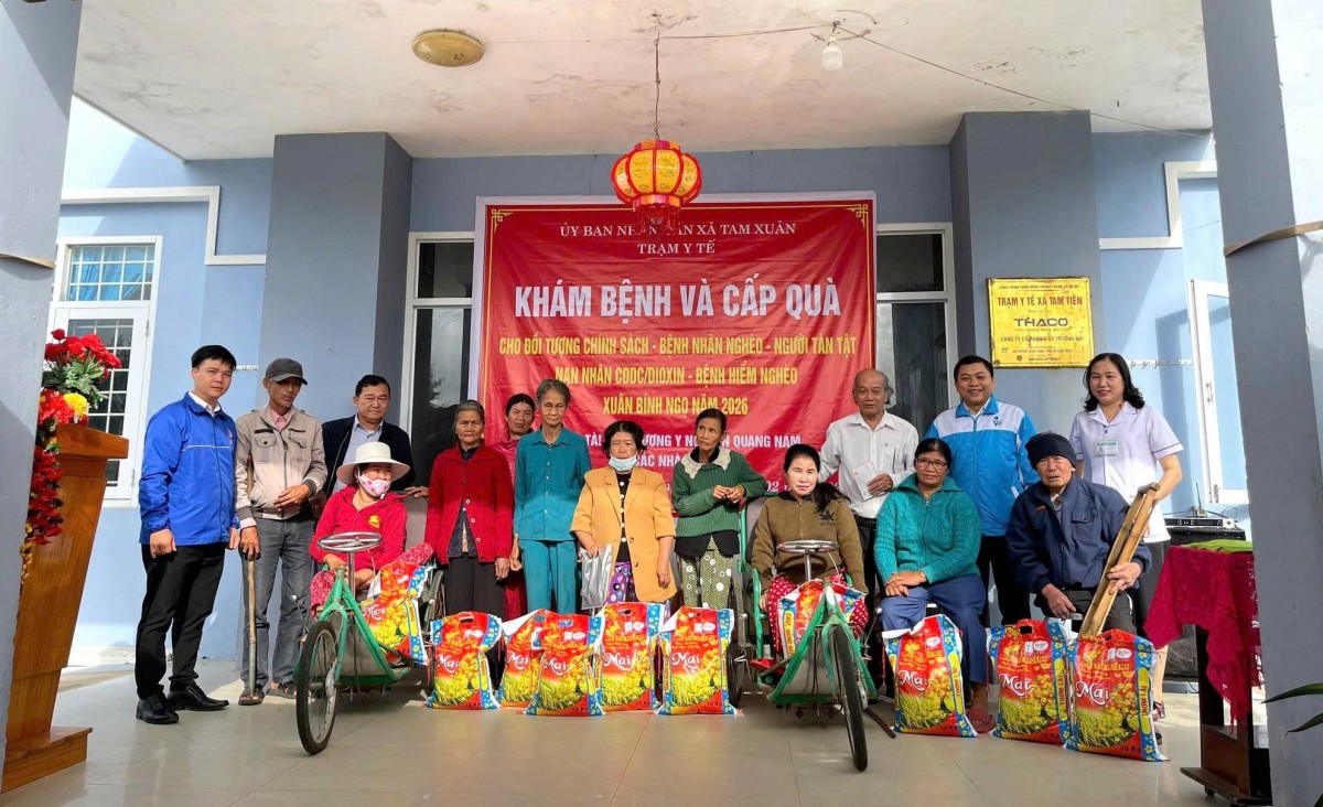Trao tặng 200 suất quà tết cho 200 người tàn tật, nạn nhân chất độc da cam, gia đình chính sách, thương bệnh binh, người mắc bệnh hiểm nghèo