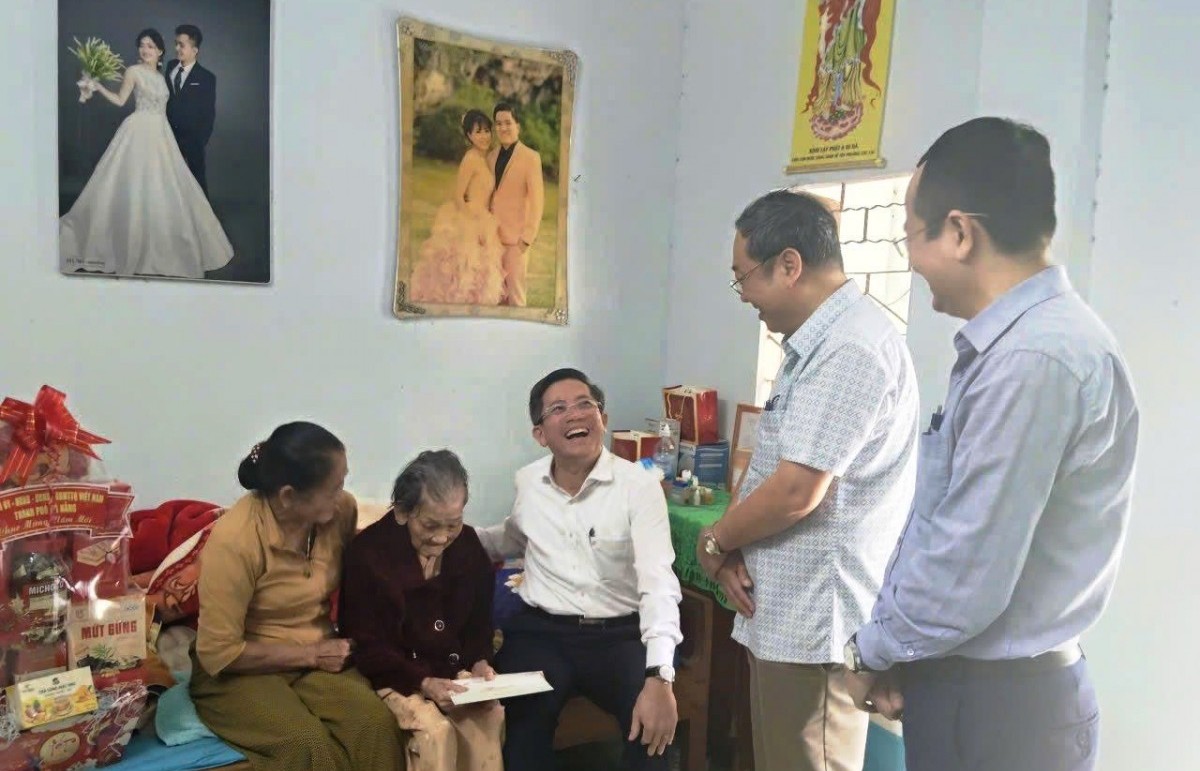 Đà Nẵng: Phó Chủ tịch UBND thành phố thăm, chúc Tết Mẹ Việt Nam anh hùng xã Tam Xuân