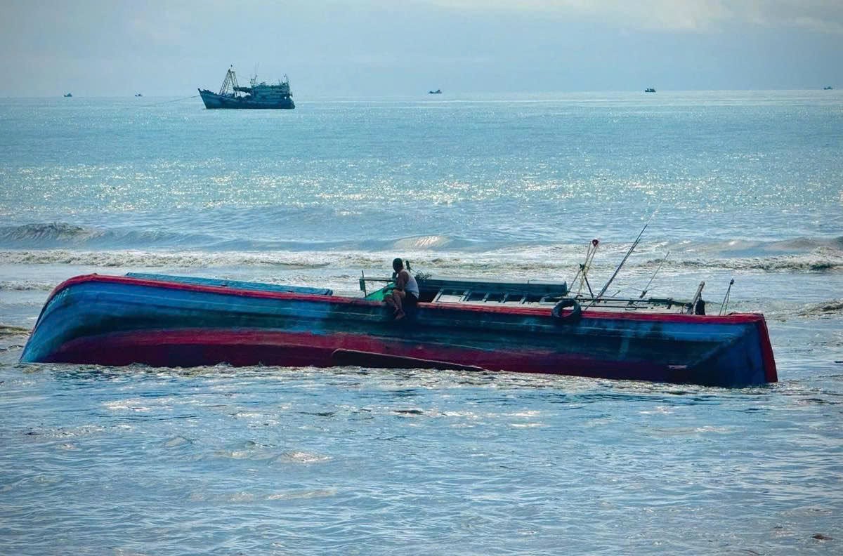 Khẩn trương nạo vét thông luồng cửa biển La Gi, bảo đảm an toàn cho tàu cá