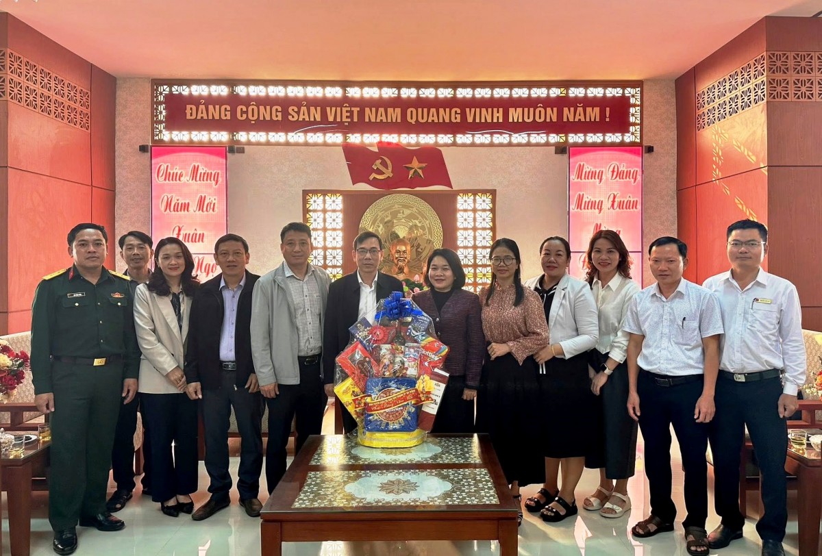 Trưởng Ban Tuyên giáo và Dân vận Thành ủy chúc tết lãnh đạo xã Tiên Phước