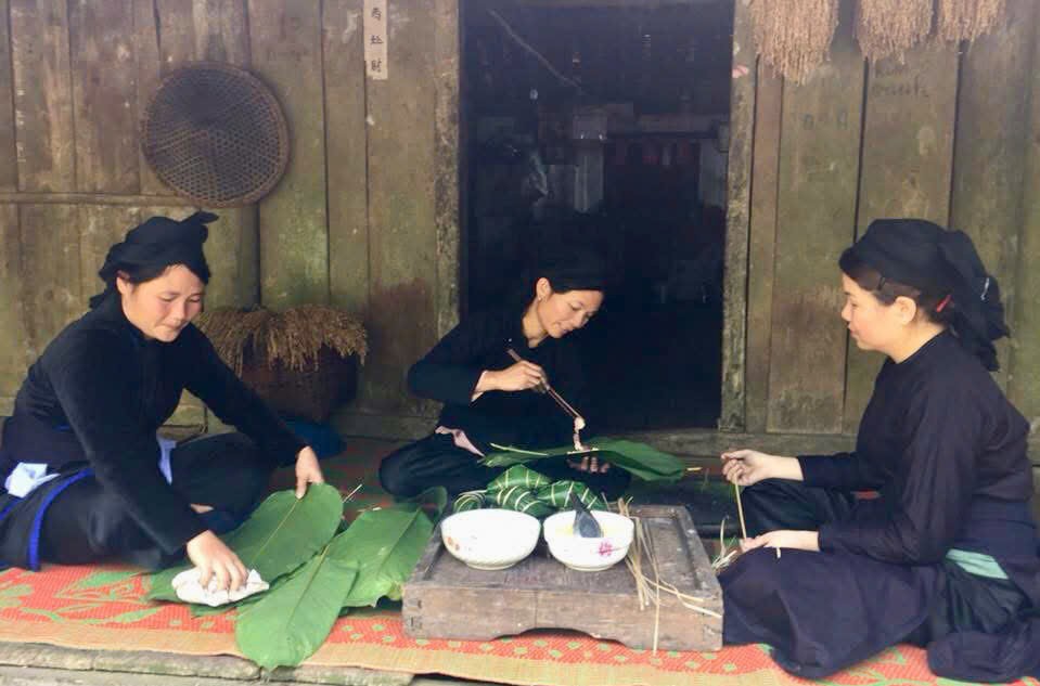 Người Tày xã Bảo Lạc (Cao Bằng) gói bánh chưng ngày Tết.