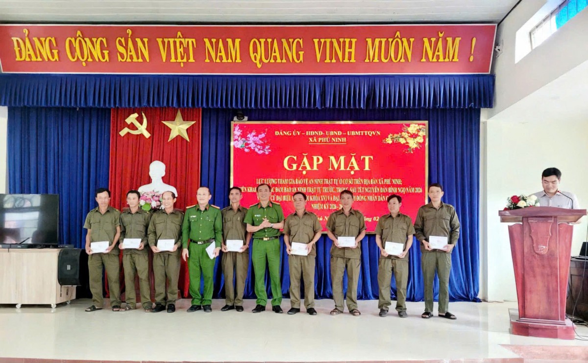 UBND xã và Công an xã Phú Ninh đã trao 46 phần quà Tết đến lực lượng tham gia bảo vệ ANTT ở cơ sở.