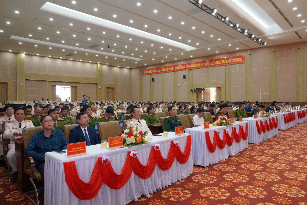 Các đại biểu đã cùng nhau ôn lại chặng đường 80 năm xây dựng, chiến đấu và trưởng thành của lực lượng CSGT Việt Nam nói chung và lực lượng CSGT Công an thành phố Huế nói riêng...