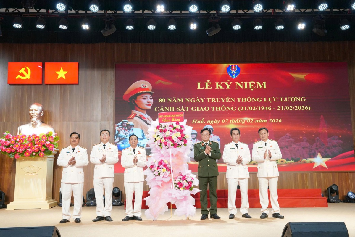 Các đại biểu tặng hoa và chụp ảnh lưu niệm