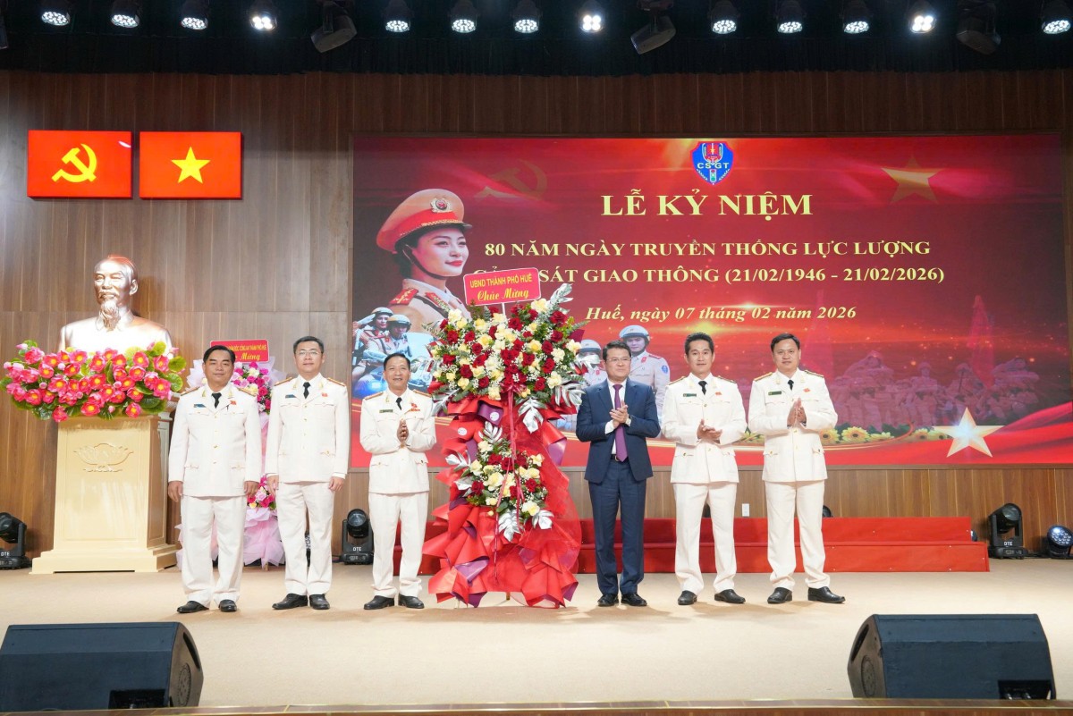 Đồng chí Hoàng Hải Minh, Phó Chủ tịch UBND thành phố Huế đã tham dự và tặng hoa chúc mừng