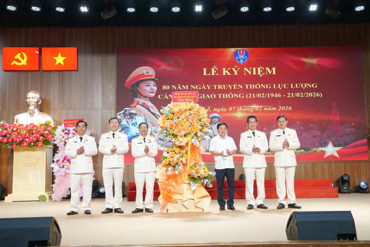 Các đại biểu tặng hoa và chụp ảnh lưu niệm