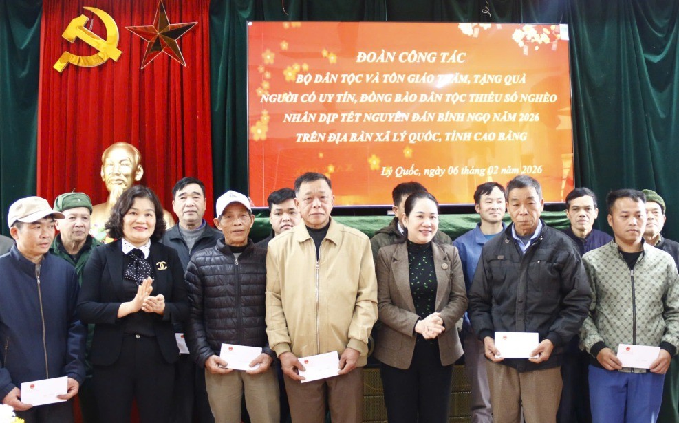 Cao Bằng: Thứ trưởng Bộ Dân tộc và Tôn giáo Nông Thị Hà tặng quà Tết người uy tín, hộ nghèo tại xã Lý Quốc