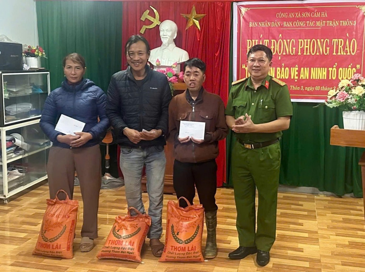 Lãnh đạo Công an xã Sơn Cẩm Hà trao quà, động viên người dân tại lễ phát động phong trào “Toàn dân bảo vệ an ninh Tổ quốc”.