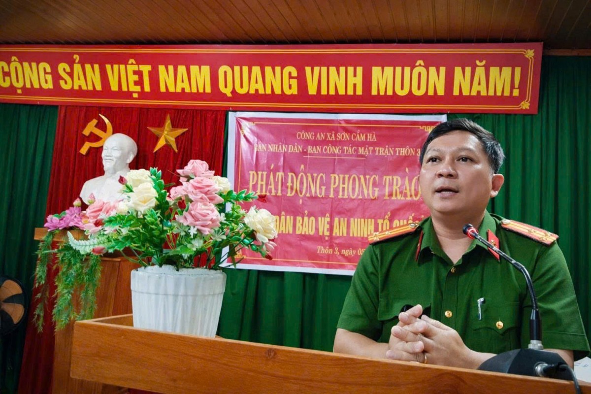 Trưởng Công an xã Sơn Cẩm Hà phát biểu tại lễ phát động phong trào “Toàn dân bảo vệ an ninh Tổ quốc” trên địa bàn xã.