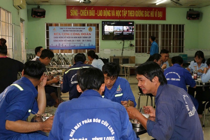 Bữa cơm ngon và cũng là cơ hội để gắn kết, chia sẻ của người lao động ở Công ty Phân bón Miền Nam.