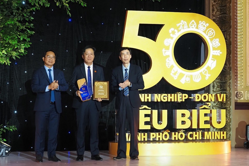 Ông Ngô Văn Đông (giữa) - TGĐ Công ty CP Phân bón Bình Điền nhận biểu trưng doanh nghiệp tiêu biểu của TP. HCM.